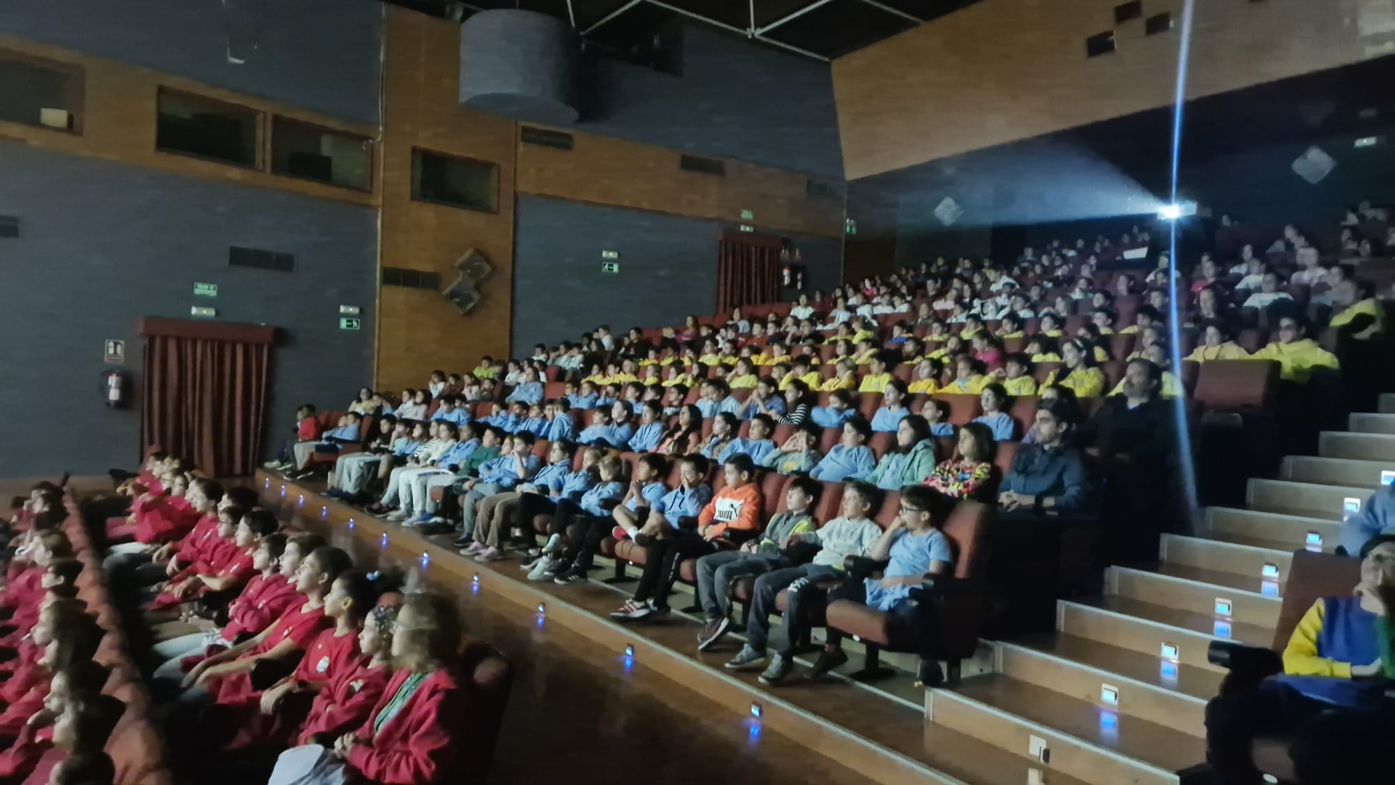 Servicios Sociales acerca a casi 800 alumnos la 'Cultura de Paz' a través del programa 'Pax va al cine'